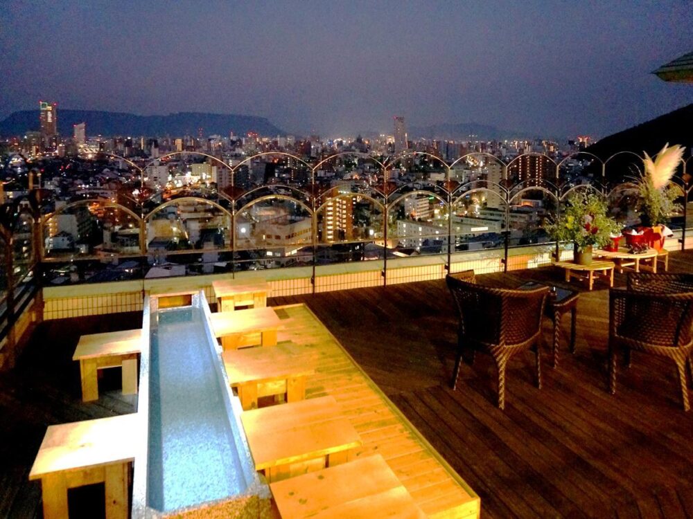 夕凪の湯HOTEL 花樹海の足湯と高松の夜景