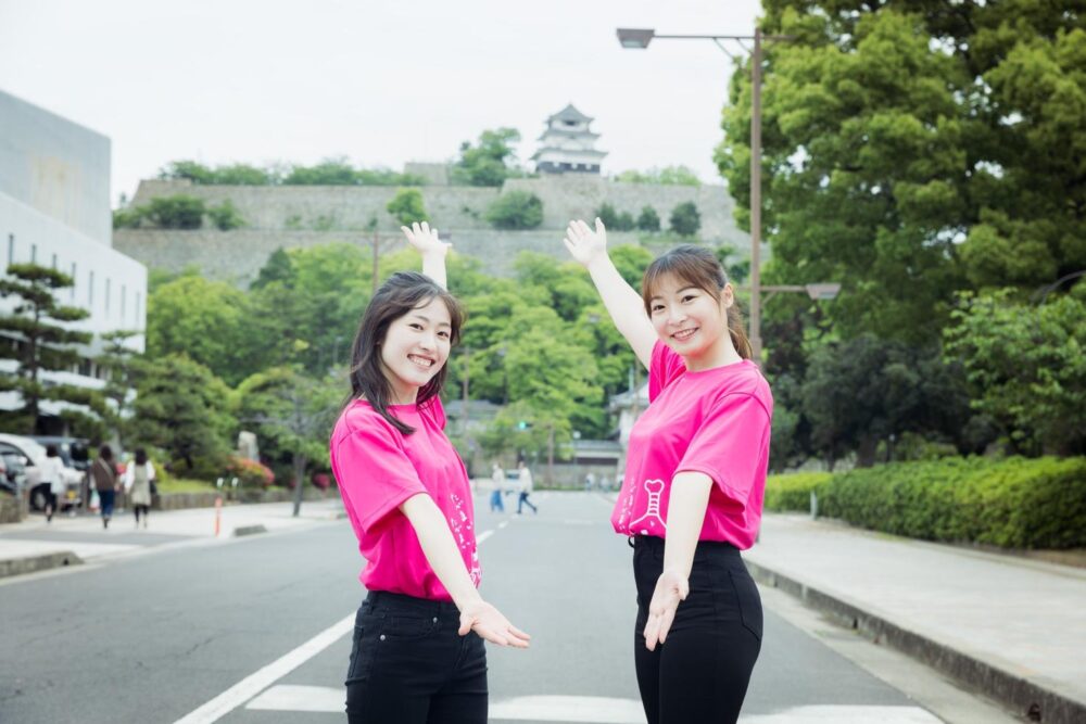丸亀城と丸亀市観光親善大使の秋庭碧月さんと永田彩さん
