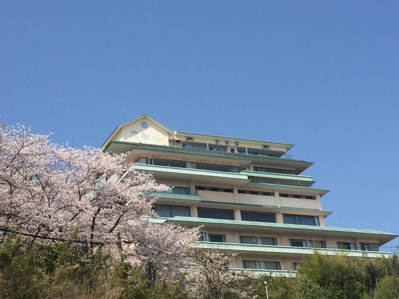 夕凪の湯HOTEL 花樹海の外観と桜