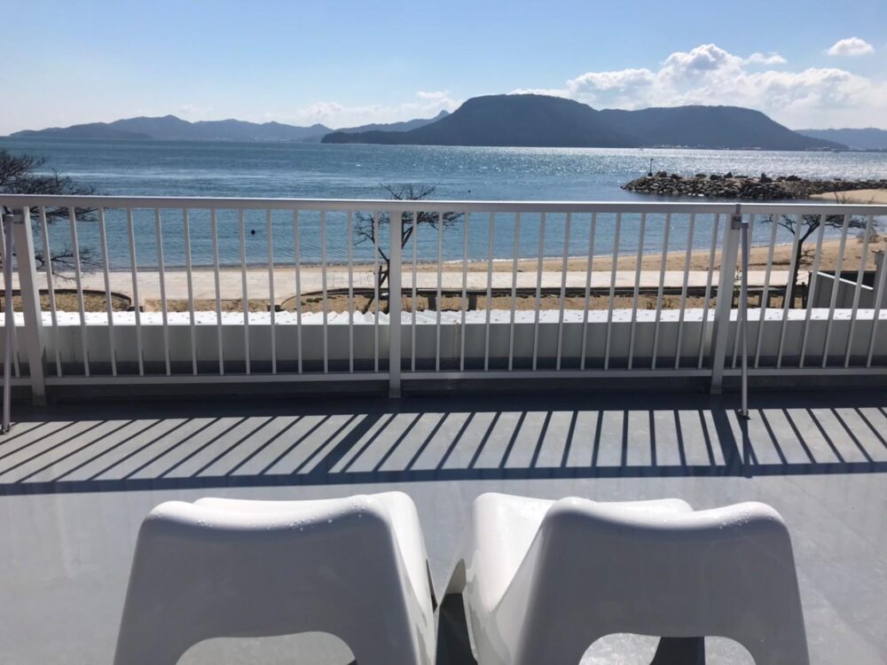 女木島ゲストハウス&カフェ Meginoのバルコニーからの海岸の眺め