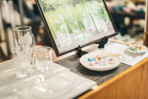 内原野陶芸館に並ぶガラス製品