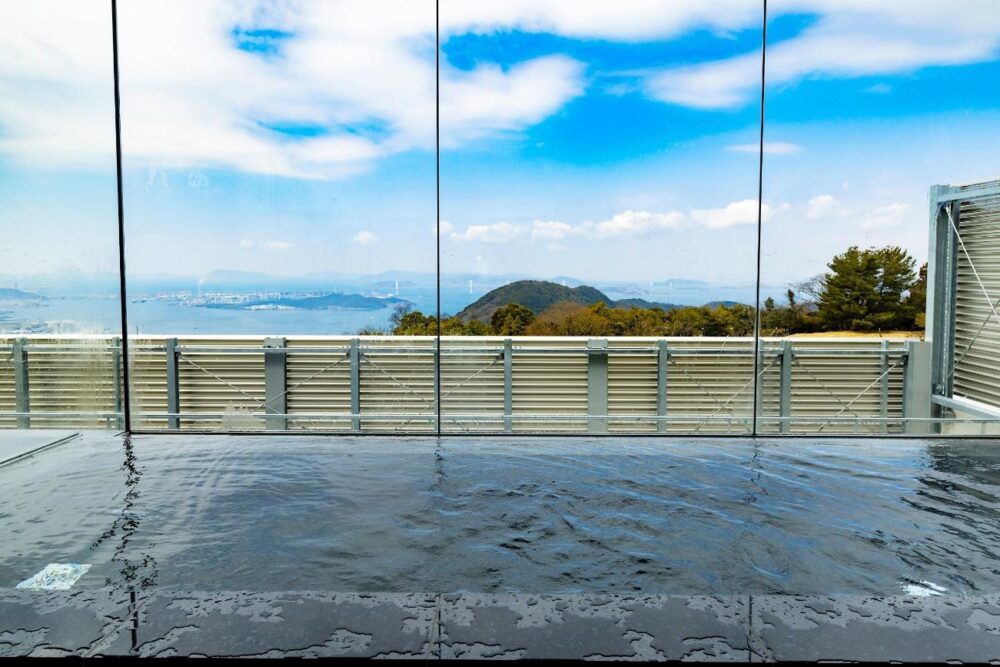 休暇村讃岐五色台の大浴場と瀬戸大橋