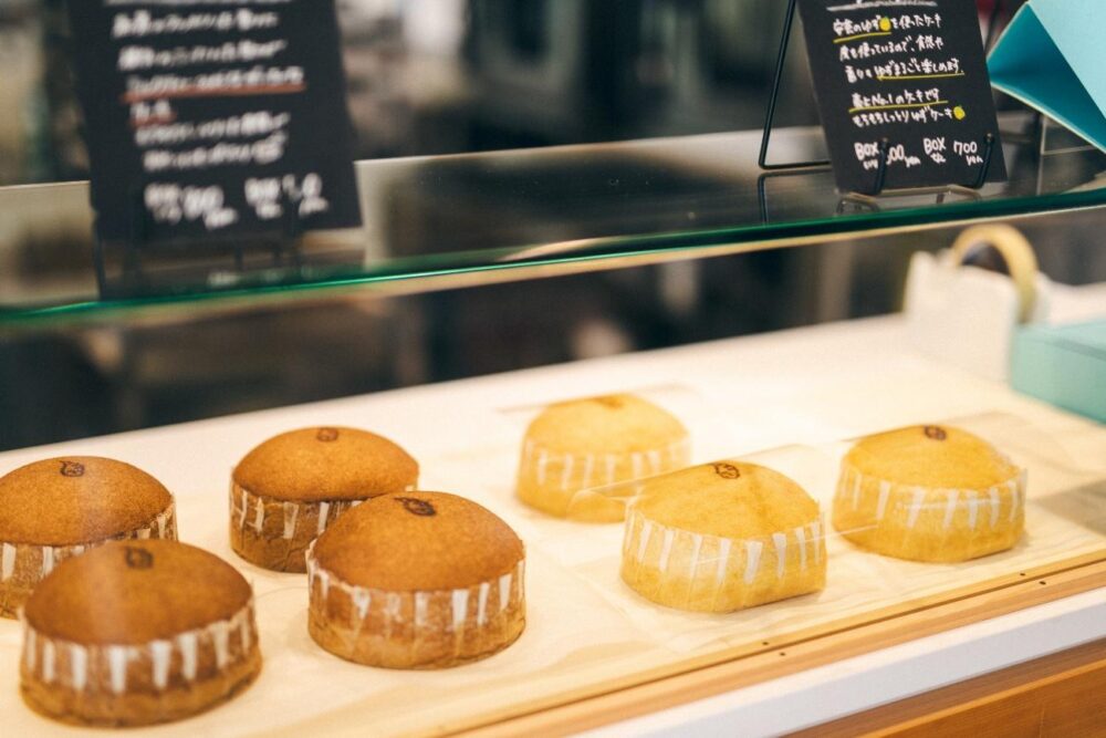 道の駅大山オリジナル「エンジェルケーキ」がショーケースに並ぶ