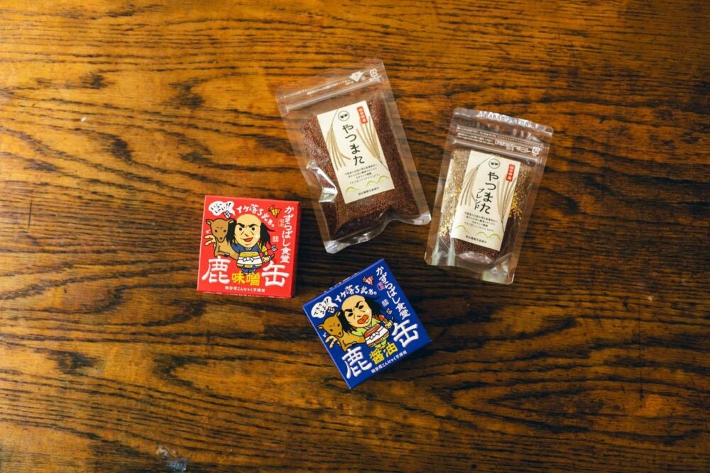 谷口食堂で販売中の「鹿缶」と「やつまた」