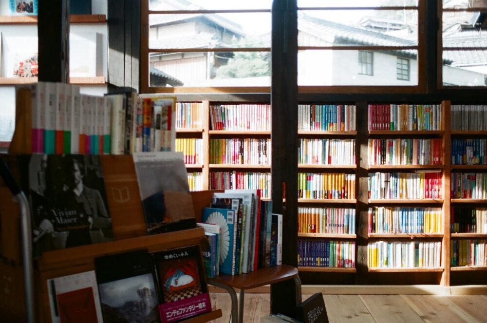 男木島図書館に並ぶ本