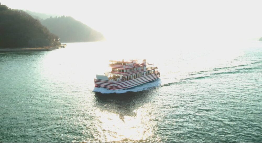 瀬戸内海を進むフェリー