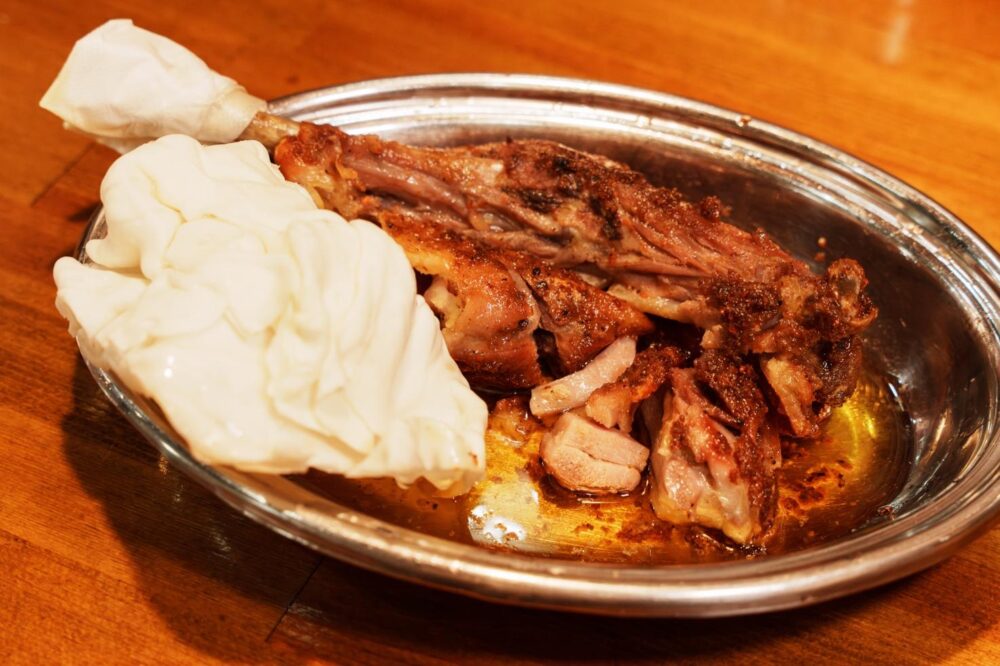 骨付鳥「ワカ」 ハサミでカットすると食べやすい