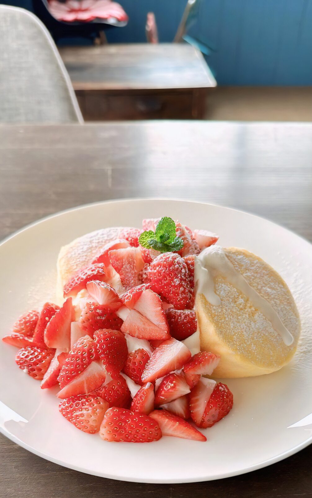 「cafe vibo」の苺のパンケーキ