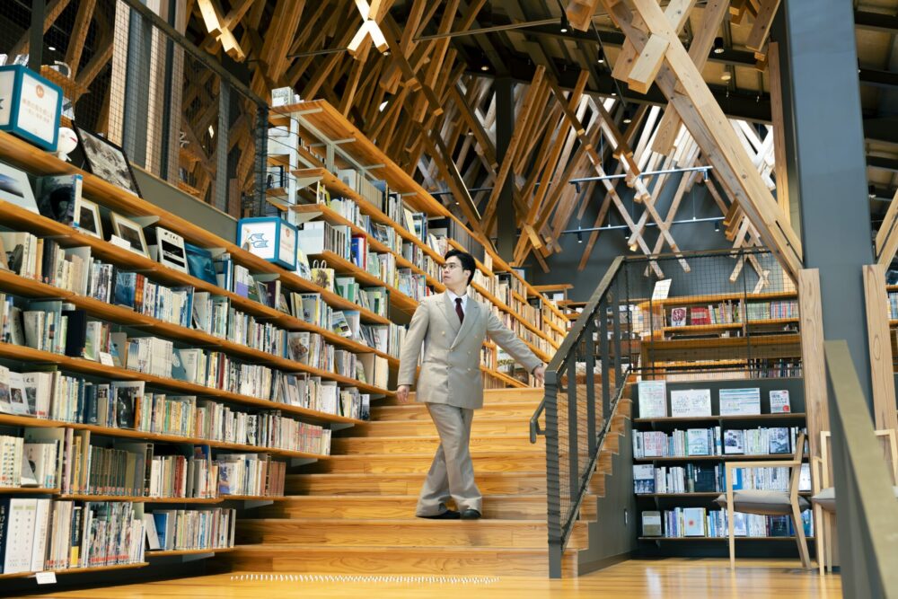 階段にある本棚にも蔵書がずらりと並ぶ
