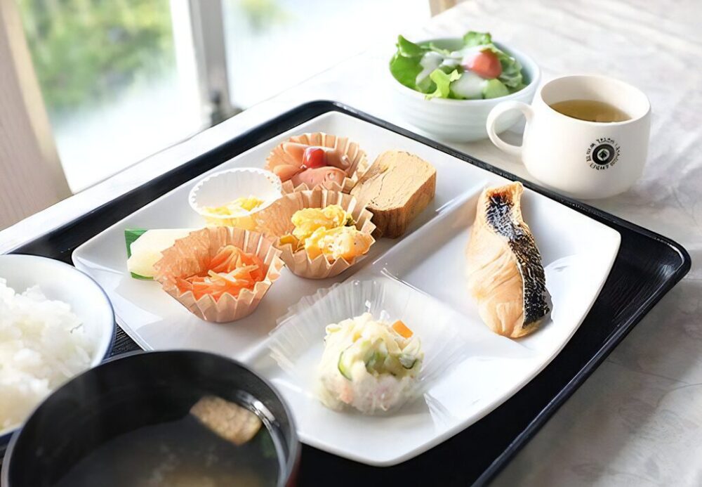ホテル白い燈台・無料の朝食例