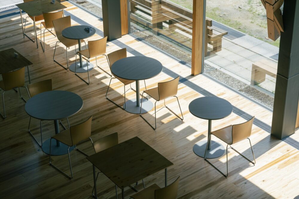 カフェコーナーの前にある日当たりの良い空間