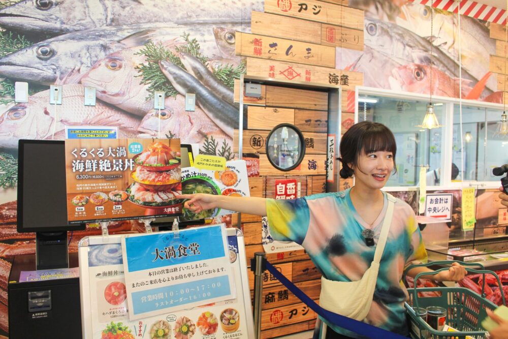 巨大海鮮丼のパネルに驚く藤間さん