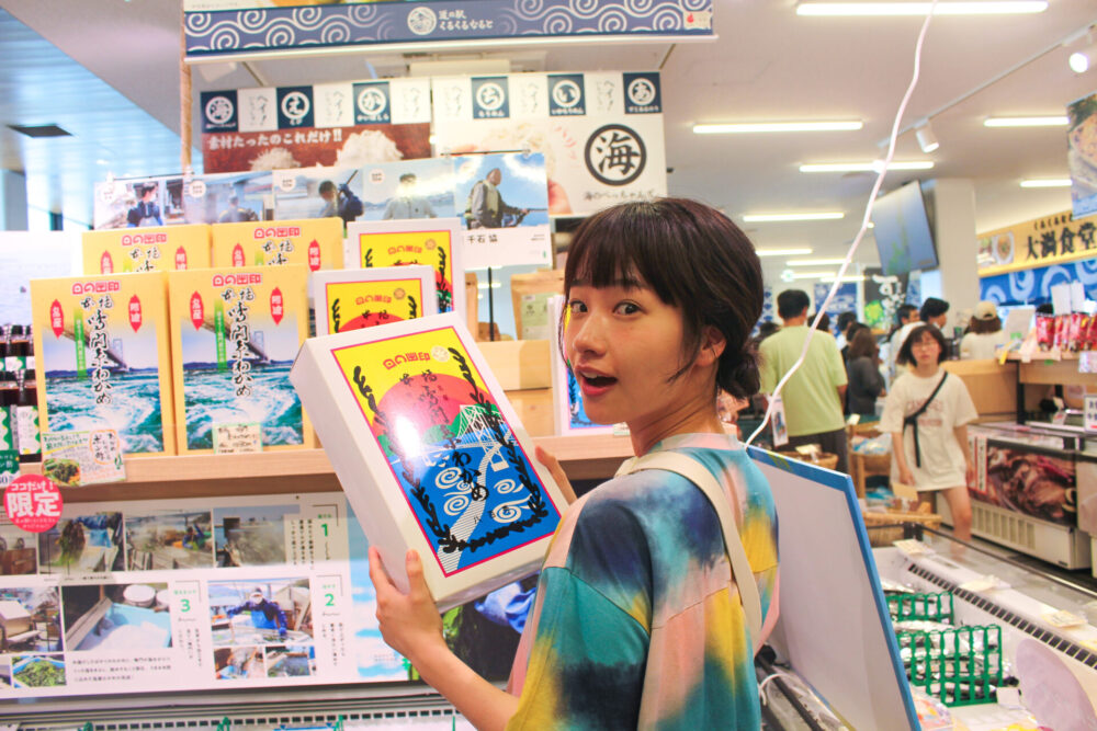 お土産を選ぶ藤間さん②