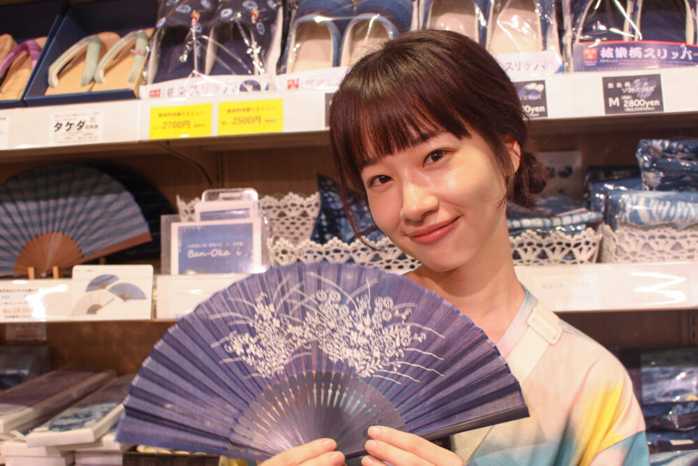 お土産を選ぶ藤間さん④