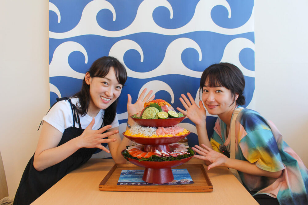 「くるくる大渦絶景海鮮丼」と記念写真