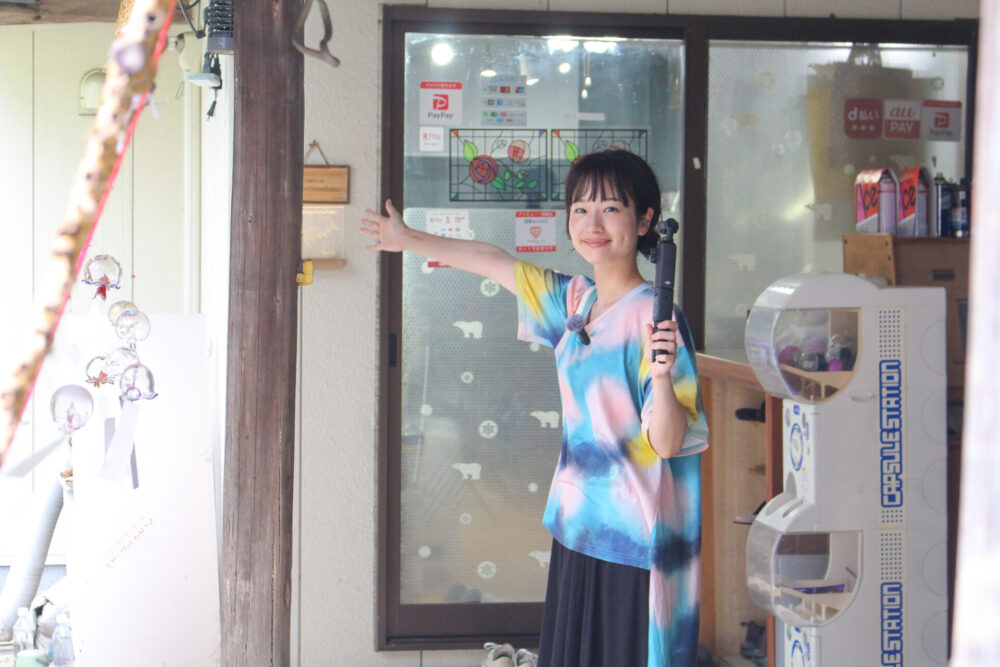 アトリエフムフムに入る藤間さん