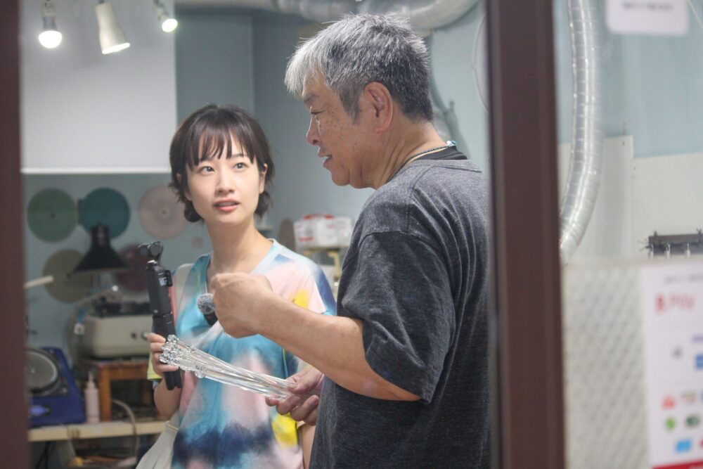 ガラス球について教わる藤間さん