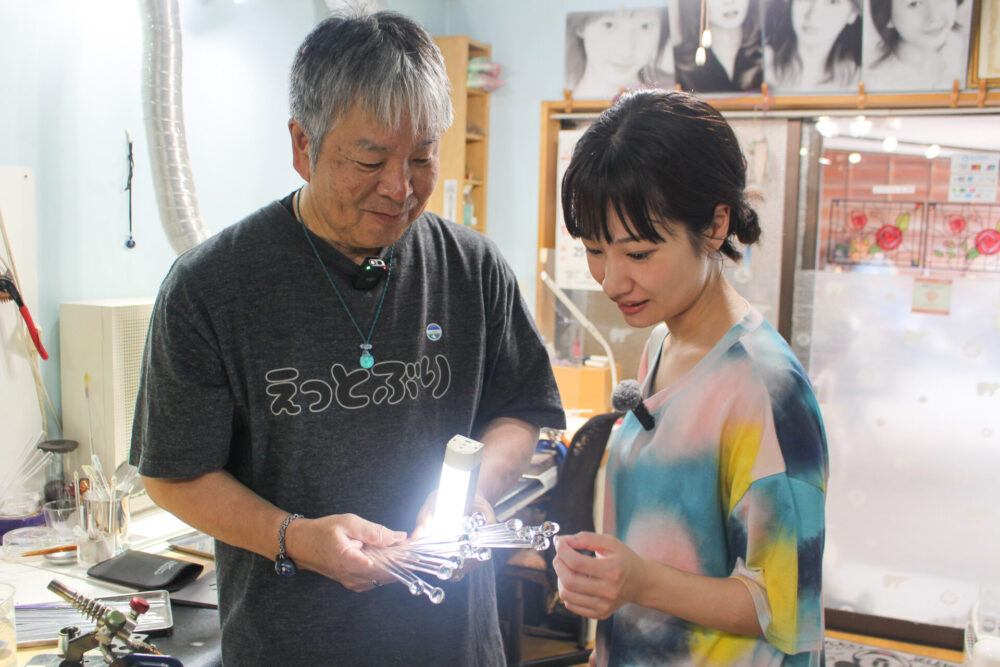 ガラス球の作り方を教わる藤間さん