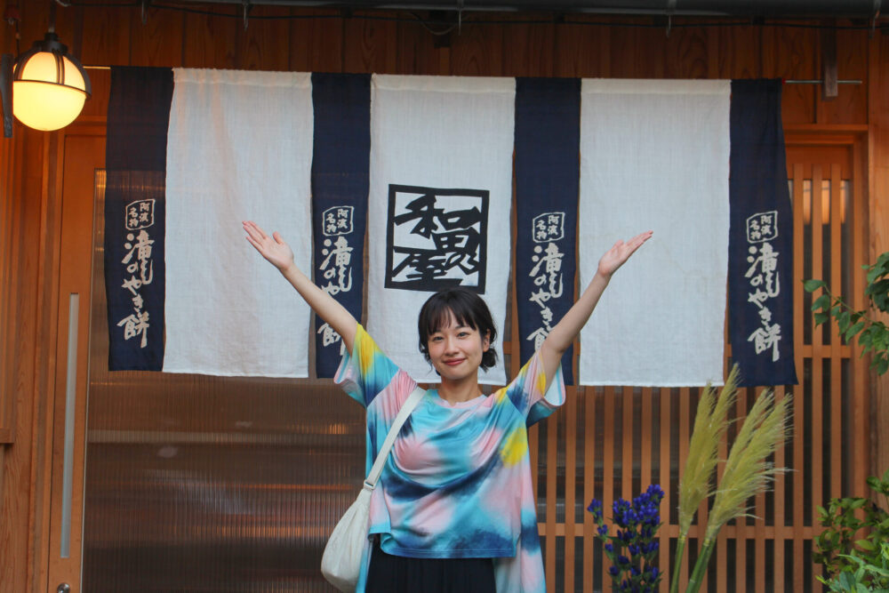 老舗和菓子屋の「和田の屋」で記念撮影する藤間さん