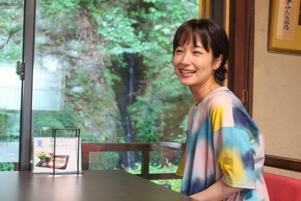 瀧の見える部屋でくつろぐ藤間さん