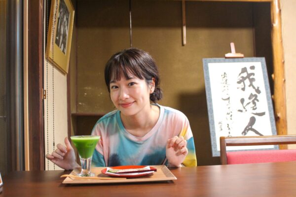 冷たいお抹茶のセットをいただく藤間さん