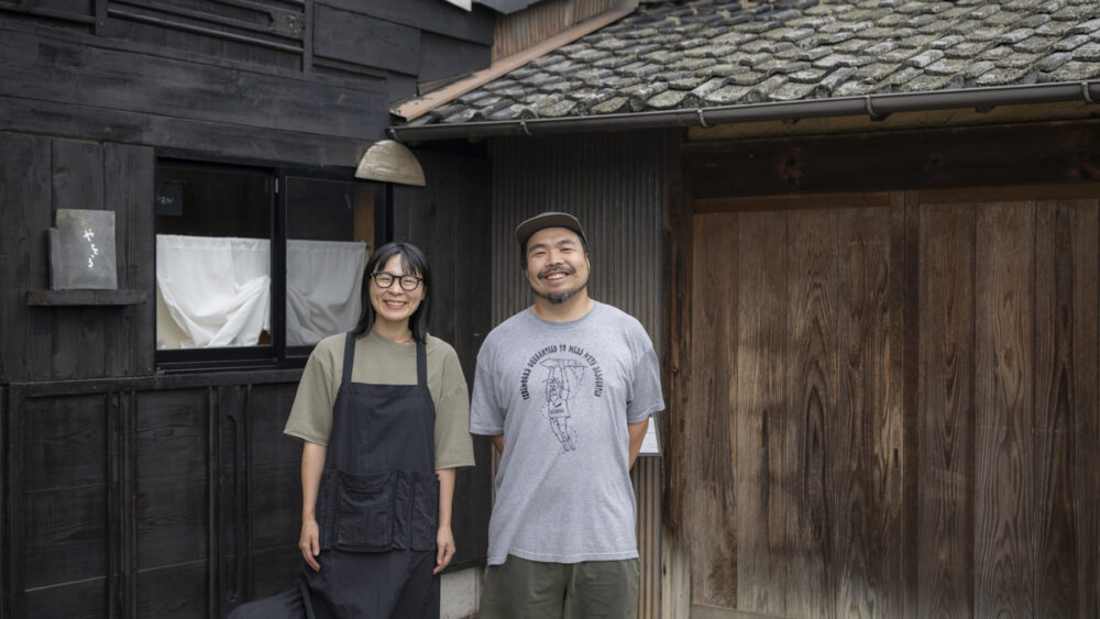 店主の岡本剛昇さんと岡本沙也佳さん