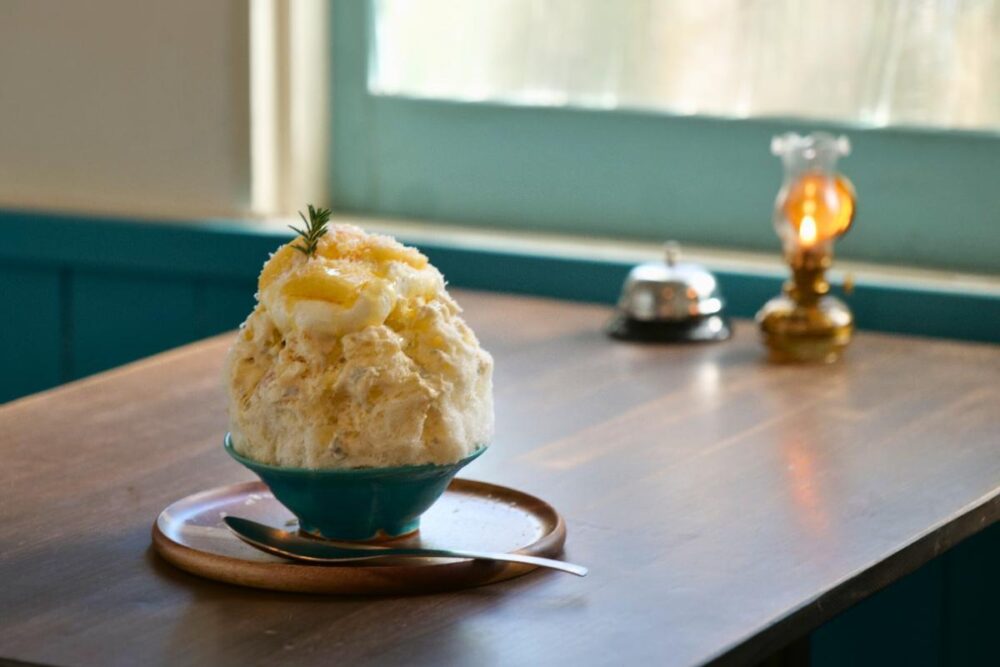 cafe viboのかき氷「生桃と桃のコンポート×ゴルゴンゾーラ×パルミジャーノレッジャーノ」