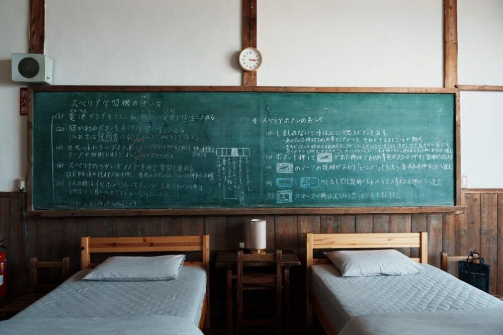 学校だった当時の黒板を案内板として利用