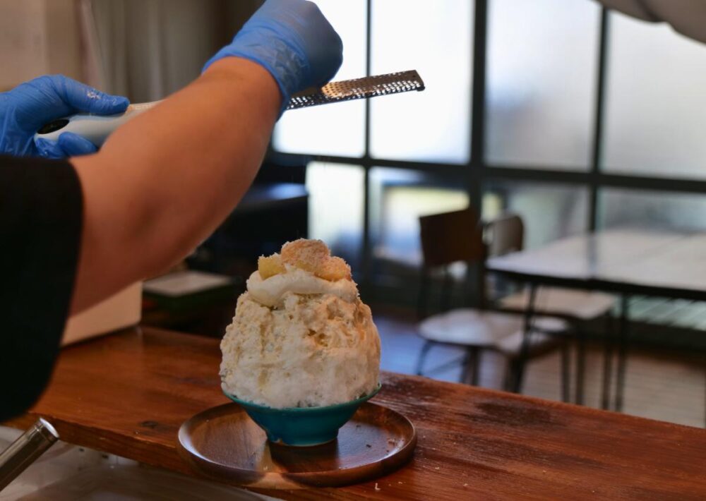 かき氷「生桃と桃のコンポート×ゴルゴンゾーラ×パルミジャーノレッジャーノ②」