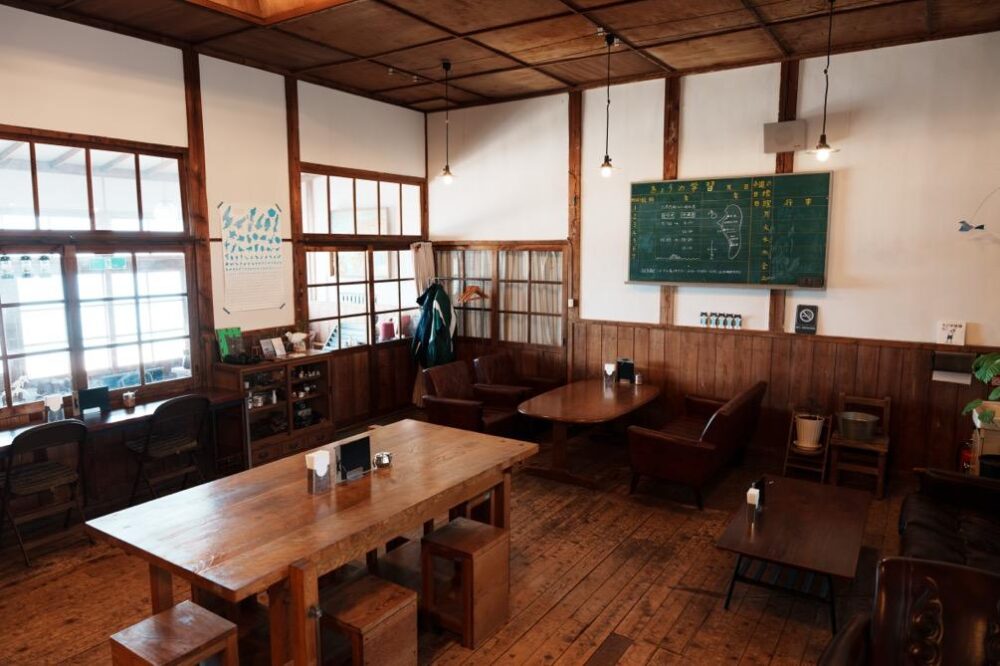 ネコノシマホステル内のカフェ「喫茶ネコノシマ」
