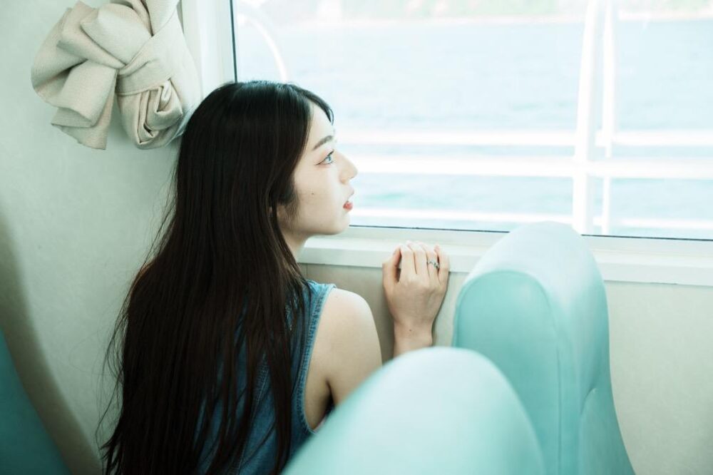 フェリーの窓から海景色を眺める