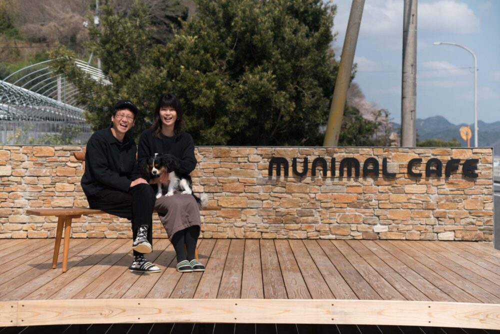 munimal cafeオーナー尾形ご夫妻と看板犬むにまるくん