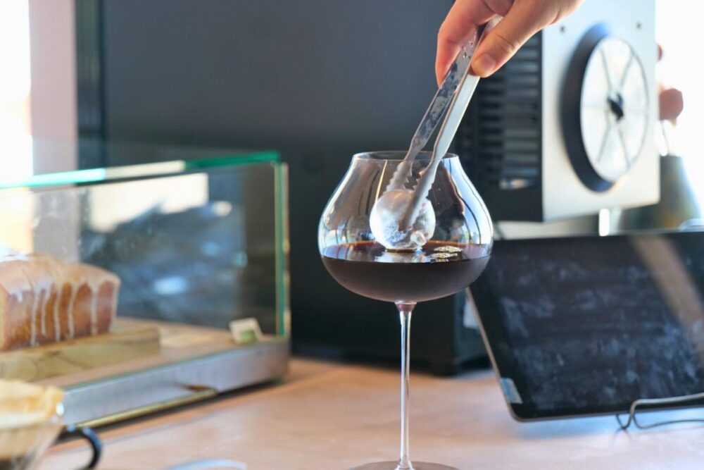 ワイングラスで提供されるアイスコーヒー