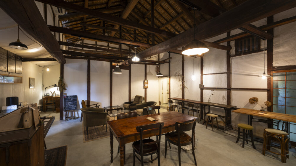 納屋を改装した『やをら』の店内