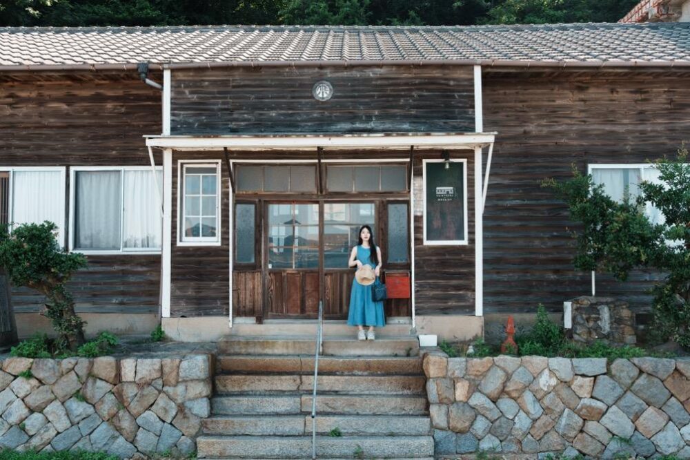 佐柳島の廃校を利用した「ネコノシマホステル」