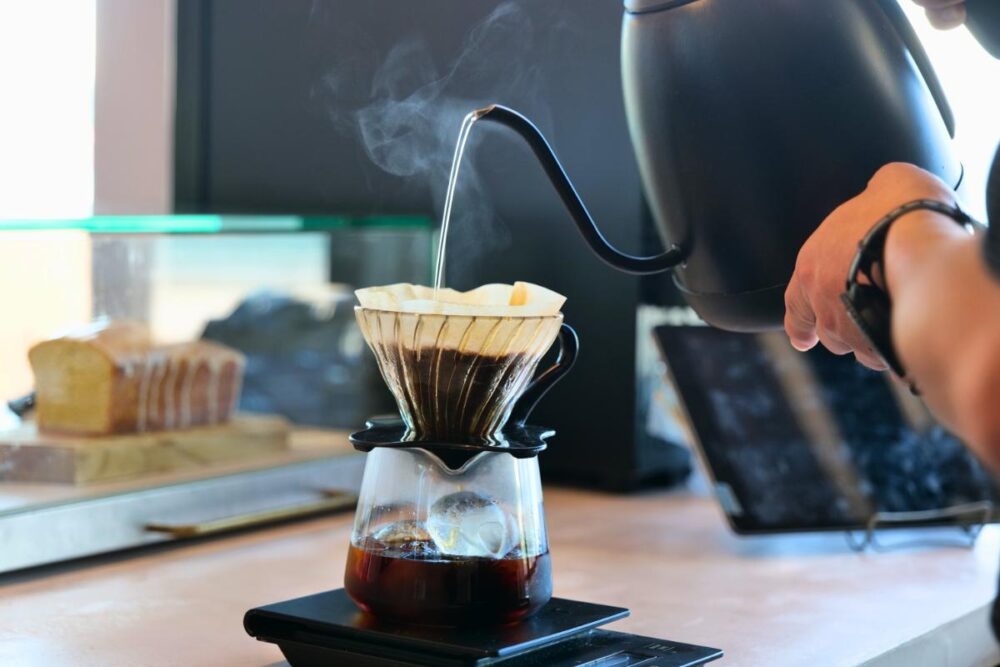 munimal cafeでコーヒーを淹れる様子 