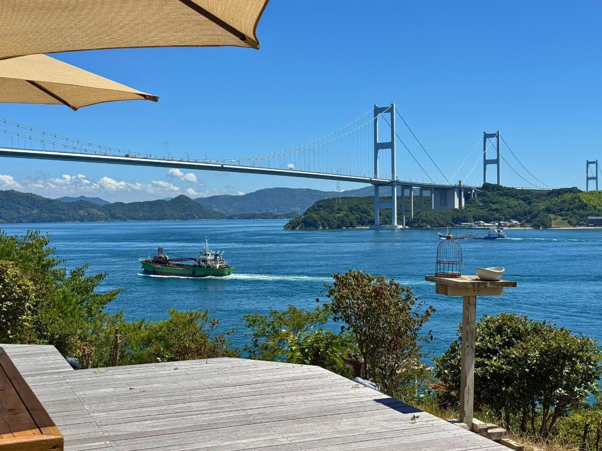 海のみえるカフェから見る来島海峡