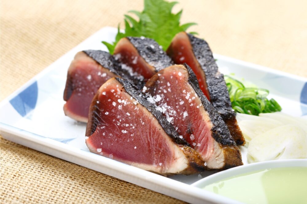 ひろめ市場で食べられるカツオのタタキ