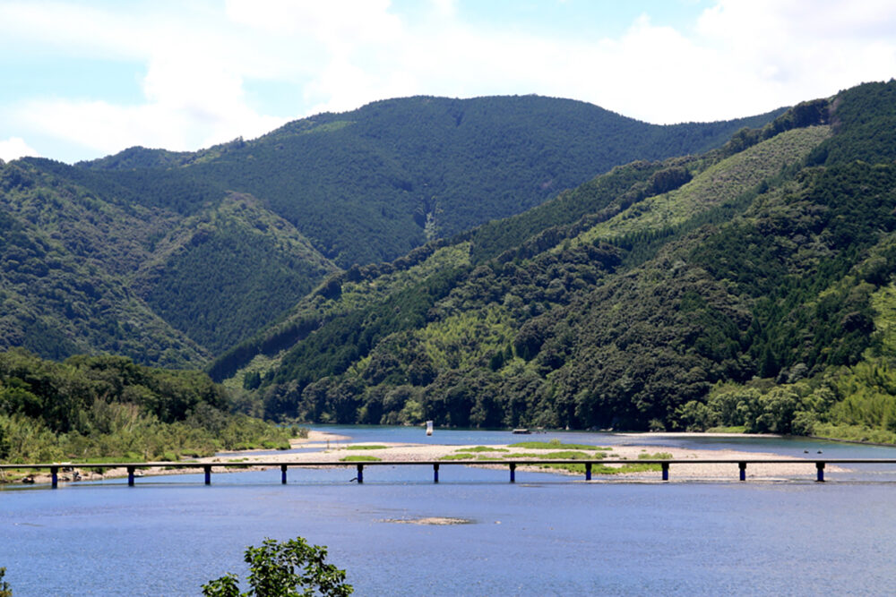 四万十川に架かる今成橋(佐田沈下橋)