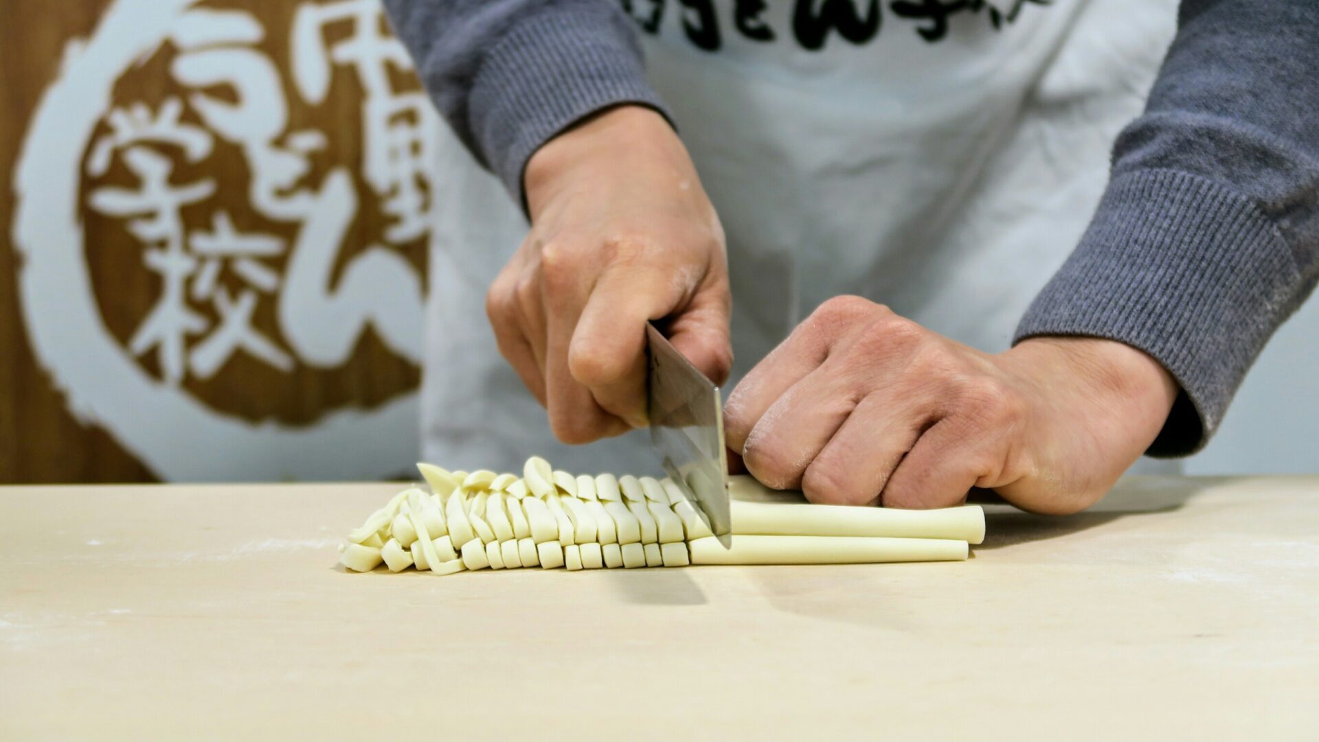 中野うどん学校でうどんの麺切りも体験