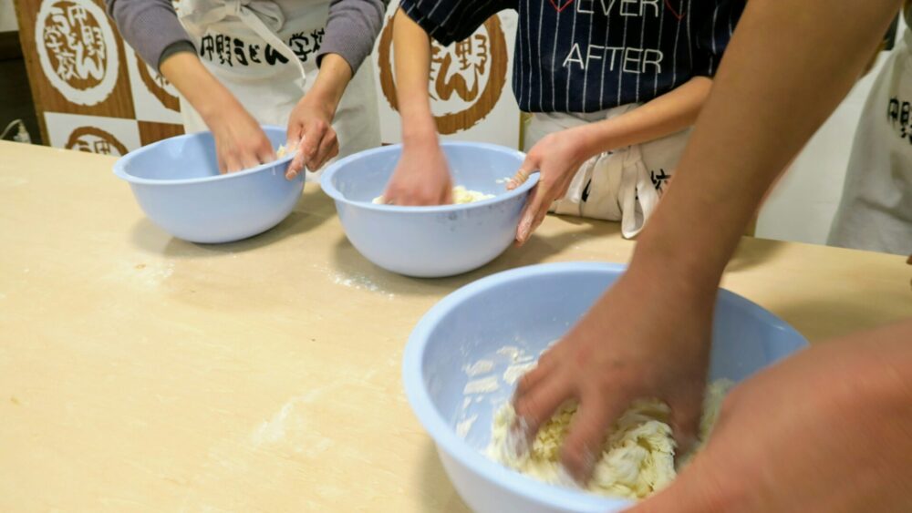 中野うどん学校で小麦粉をこねる