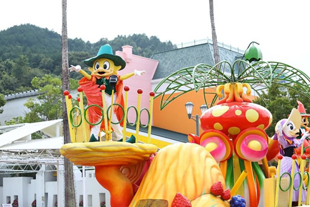 レオマリゾートのファンタスティックパレードで見られるお花畑と不思議な木のフロート