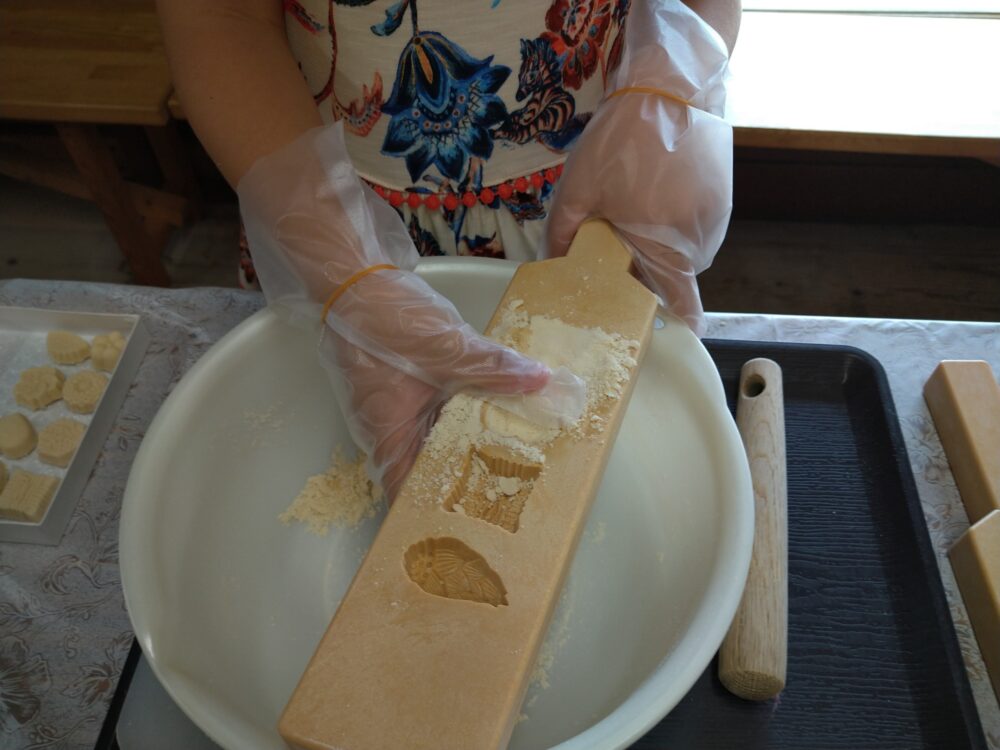 木型に掘られた型に讃岐和三盆を詰める作業