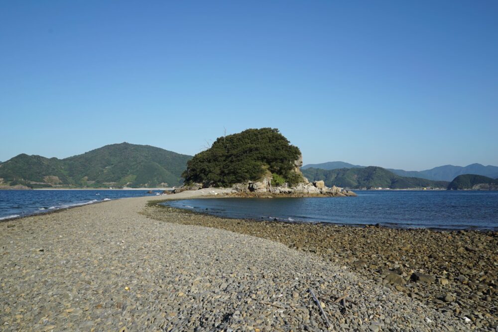 干潮時に貝付小島に現れる小道「エンジェルロード」