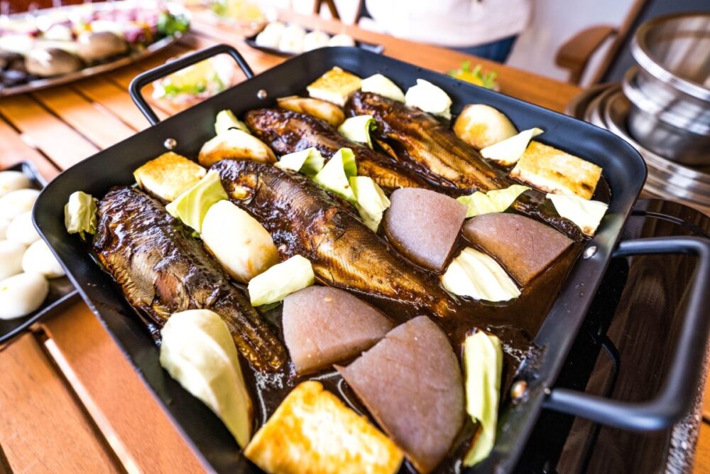 みその上にアメゴ(川魚)を丸ごとのせて焼き上げる徳島県の郷土料理「ひらら焼き」
