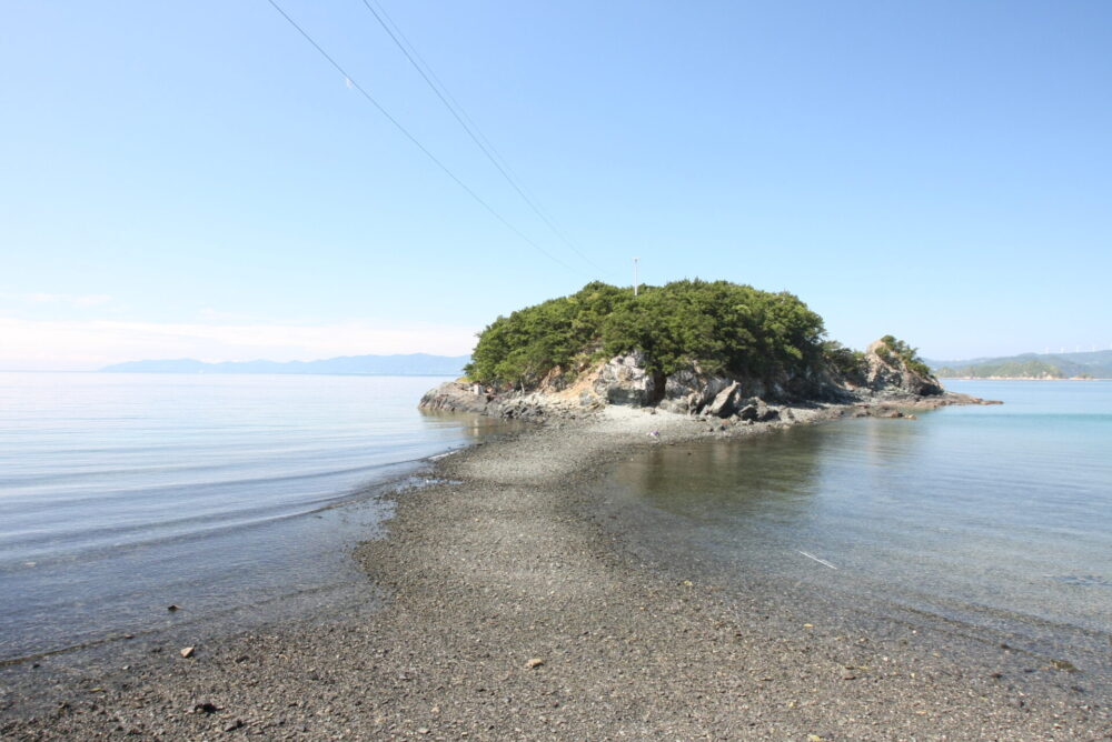 干潮時ねずみ島に現れる道
