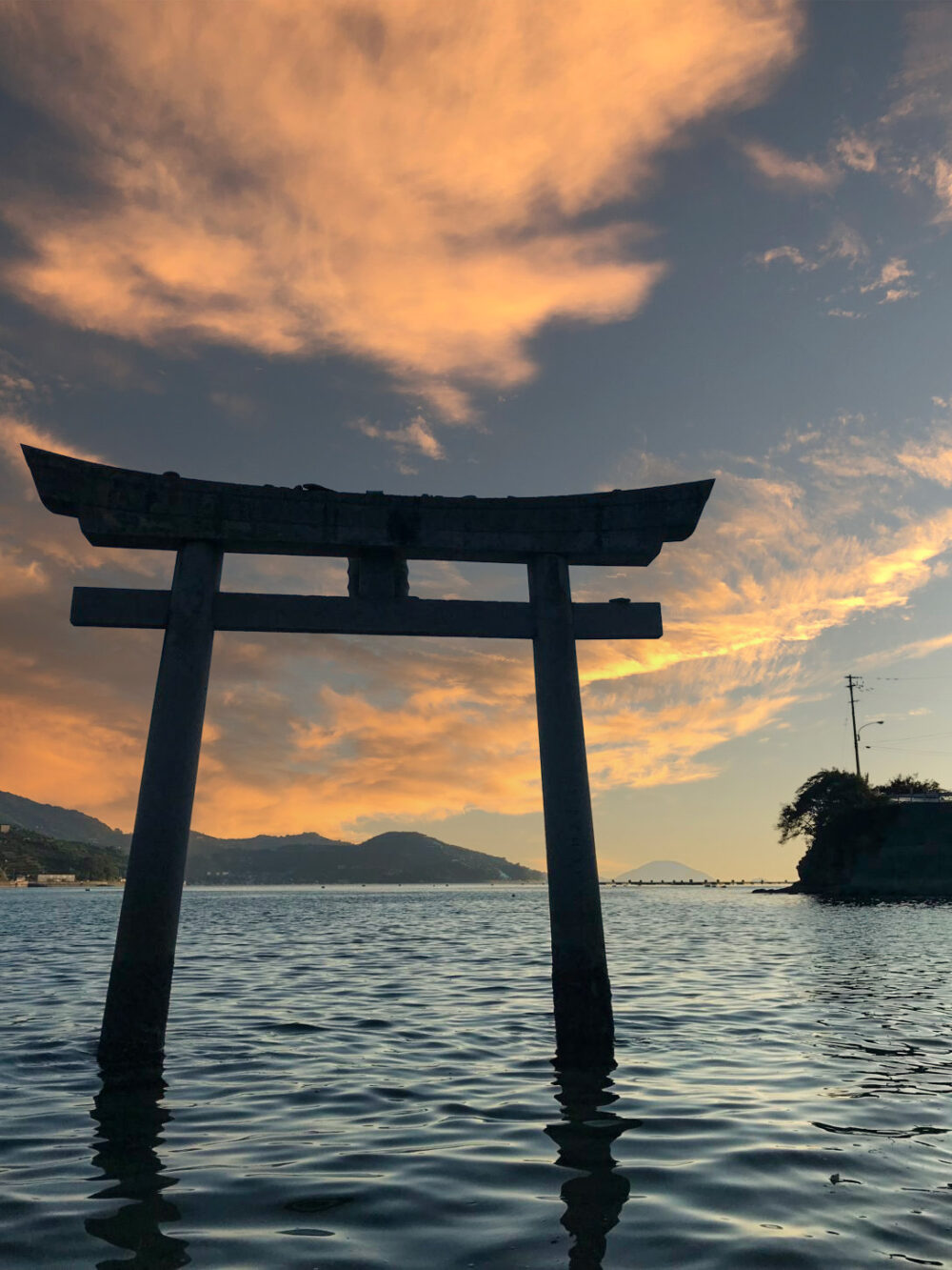 夕刻の「舌間の厳島神社」と穏やかな海