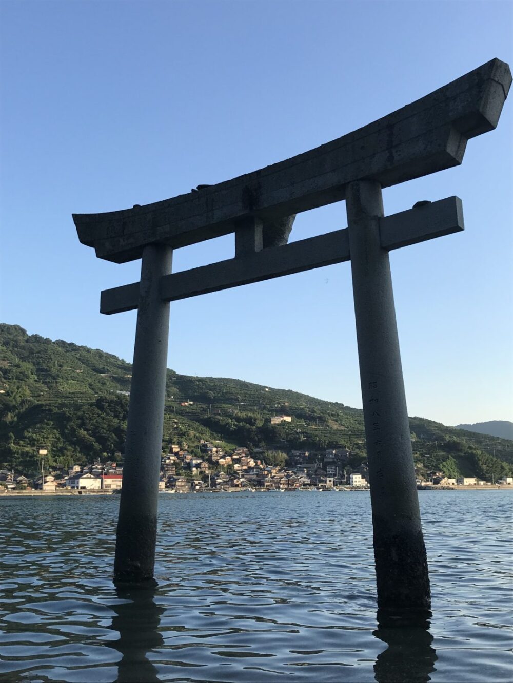 海に浮かぶ鳥居「舌間の厳島神社」