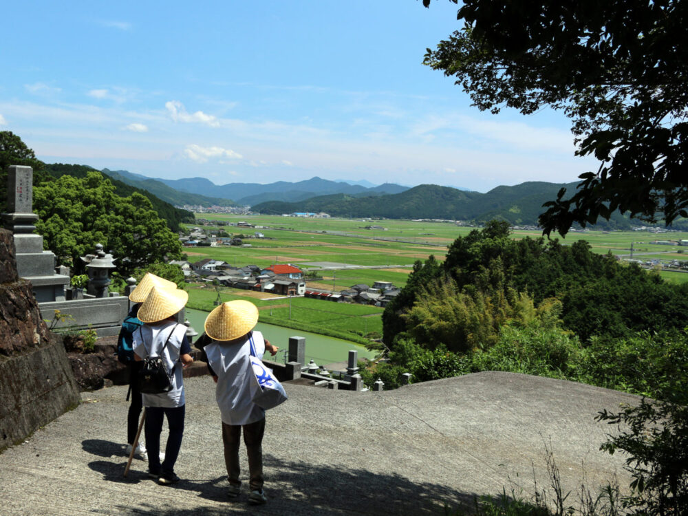 お遍路さん姿で八幡浜街道笠置峠越をハイキング