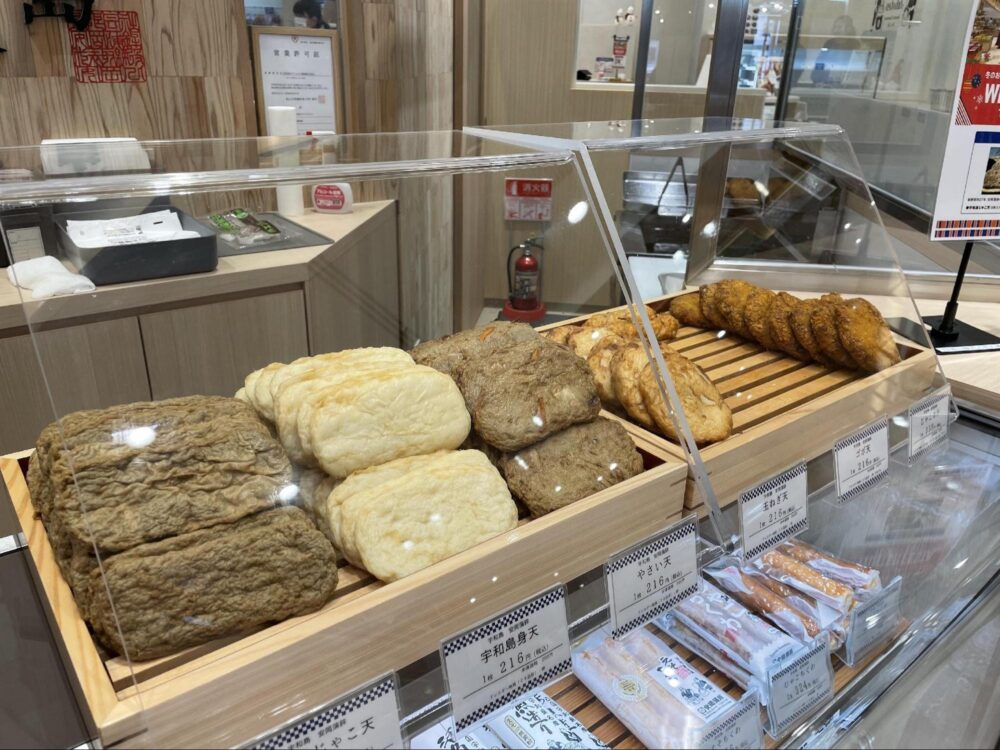 さまざまな種類のじゃこ天が並ぶ「安岡蒲鉾」のショーケース